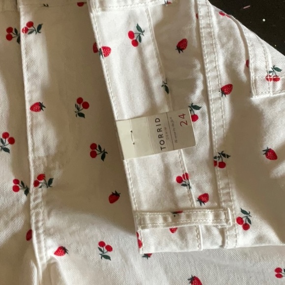 NWT Torrid shorts white cherry berry print size 24 - Picture 6 of 6